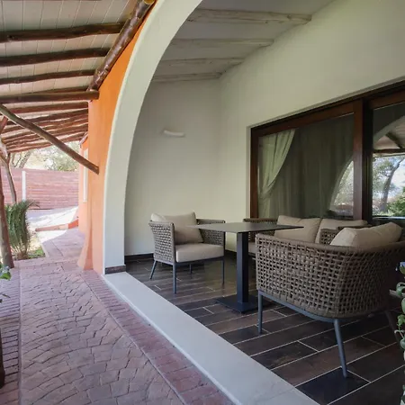 Felix - Galanias & Retreat