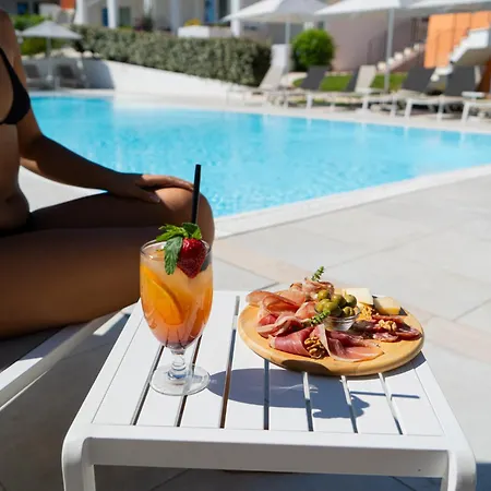 Felix - Galanias & Retreat